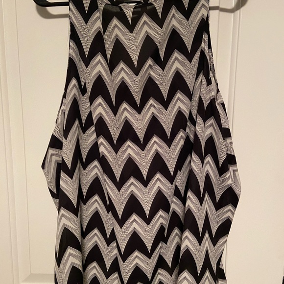 Fun 4X patterned tank. Slightly longer in the back. - Picture 2 of 4